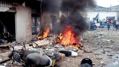 Los escombros dejados por la explosi&oacute;n de una moto-bomba