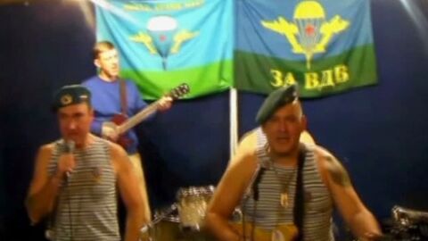 Un grupo de exparacaidistas rusos exigen la renuncia de Putin con un canci&oacute;n