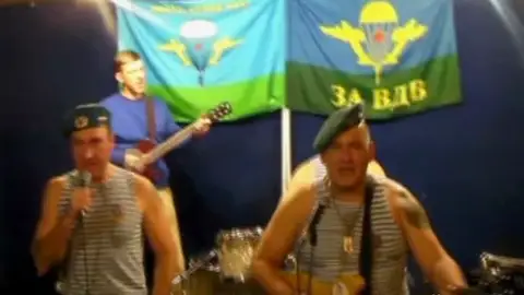 Un grupo de exparacaidistas rusos exigen la renuncia de Putin con un canción Un grupo de exparacaidistas rusos exigen la renuncia de Putin con un canción