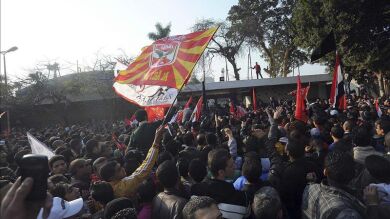 Más disturbios entre policía y manifestantes dejan más de mil heridos en El Cairo