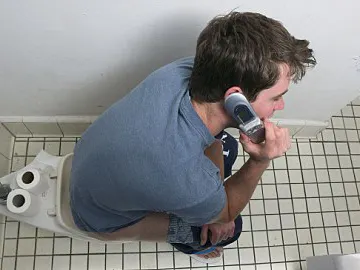 Un estudio revela que el 75% de las personas usa su móvil en el váter Un estudio revela que el 75% de las personas usa su móvil en el váter