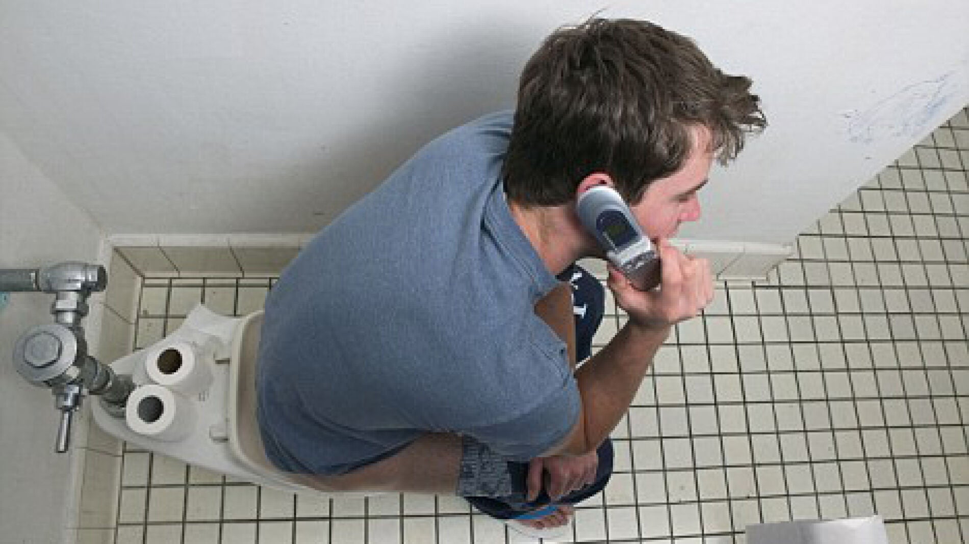 Un estudio revela que el 75% de las personas usa su m&oacute;vil en el v&aacute;ter