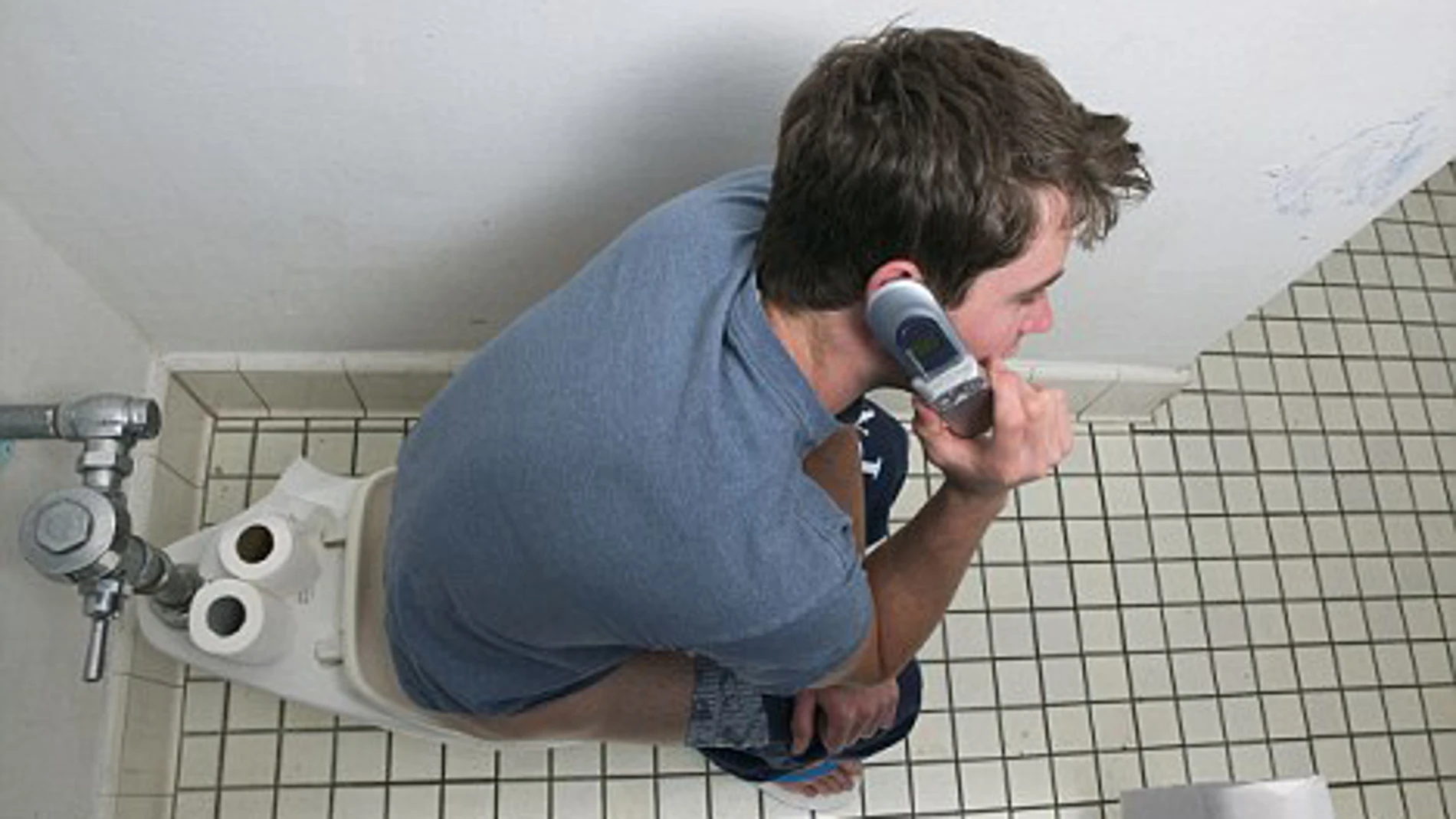 Un estudio revela que el 75% de las personas usa su móvil en el váter Un estudio revela que el 75% de las personas usa su móvil en el váter