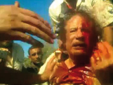 Muammar Gaddafi en el momento de su captura