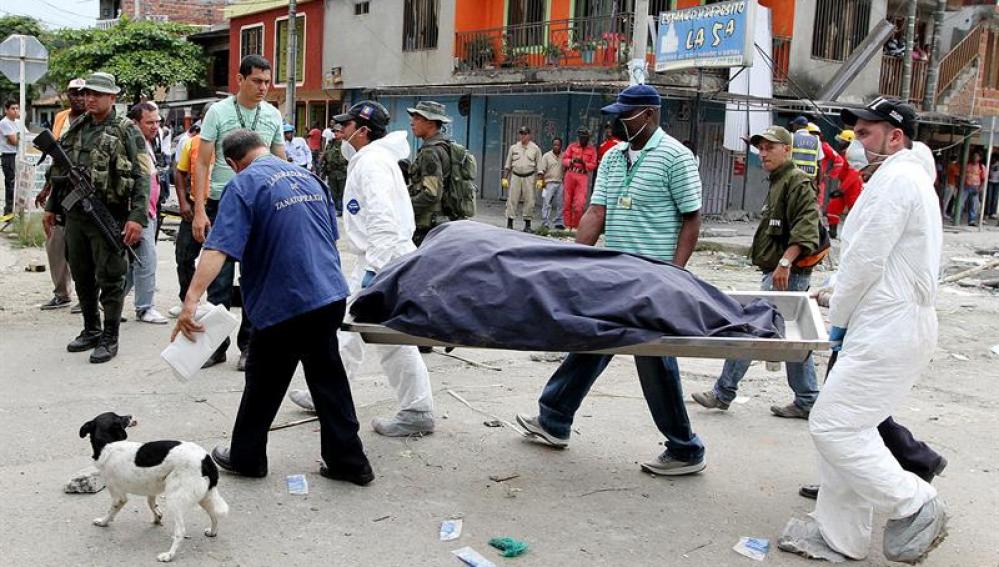 Miembros del Cuerpo Técnico de Investigación de la Fiscalía de Colombia, rescatan los cuerpos