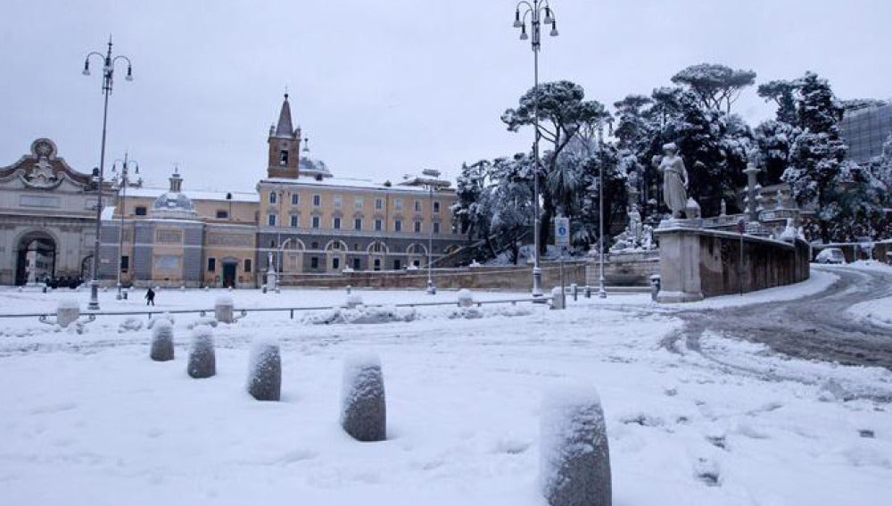 La plaza de Papolo de Roma cubierta de nieve, con motivo de la ola siberiana