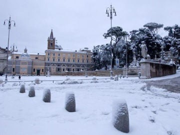 La plaza de Papolo de Roma cubierta de nieve, con motivo de la ola siberiana