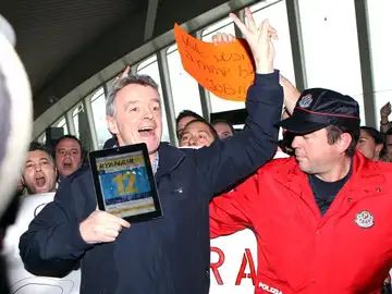 presidente de Ryanair sale escoltado de aeropuerto de Bilbao presidente de Ryanair sale escoltado de aeropuerto de Bilbao