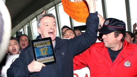 presidente de Ryanair sale escoltado de aeropuerto de Bilbao