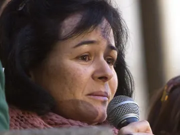 "Ellos tienen que volver a disfrutar de una vida feliz, y ningún niño es feliz si no es junto a su familia, su madre, o las personas que los quieren", ha insistido Esther Chaves, la portavoz de la familia. "Ellos tienen que volver a disfrutar de una vida feliz, y ningún niño es feliz si no es junto a su familia, su madre, o las personas que los quieren", ha insistido Esther Chaves, la portavoz de la familia.
