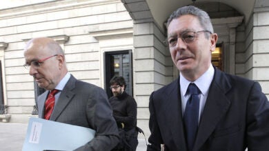Gobierno y PSOE se enfrentan por las declaraciones de Gallardón sobre el aborto