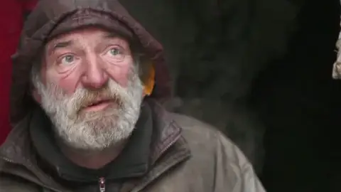 Un bosnio vive un crudo invierno Un bosnio vive un crudo invierno