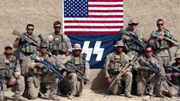 Marines posando con una bandera nazi