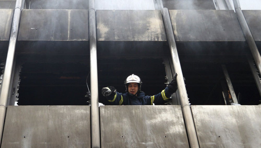 Un bombero trabaja en un edificio incendiado