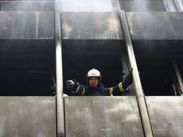 Un bombero trabaja en un edificio incendiado