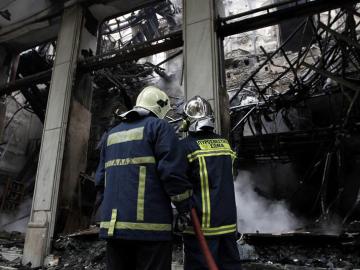 Bomberos apagando los restos del fuego nocturno