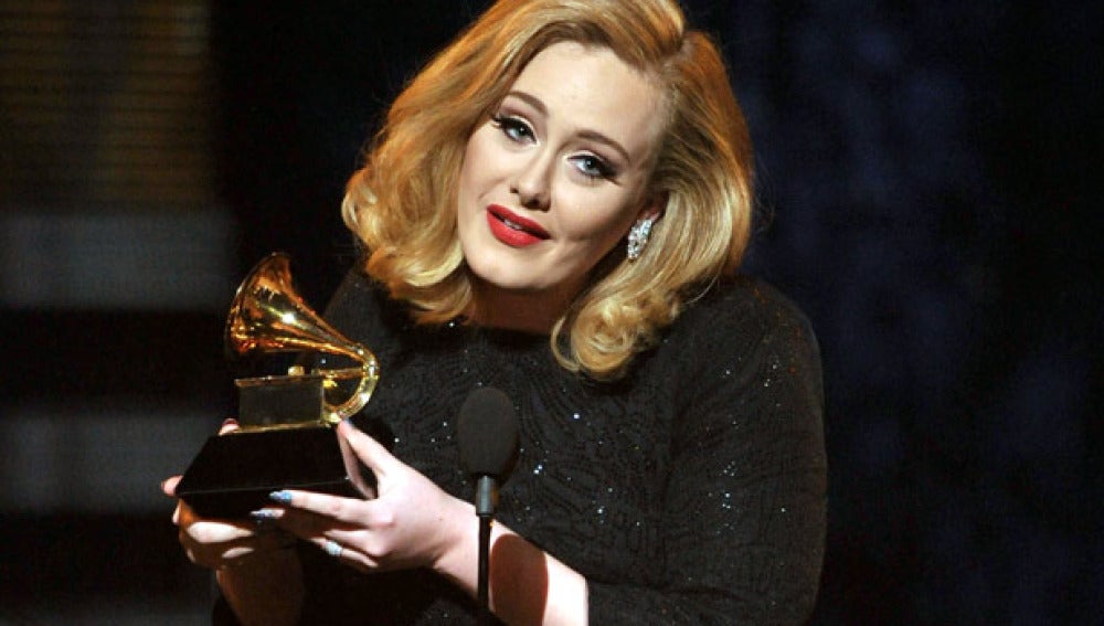 Adele emocionada con un Grammy