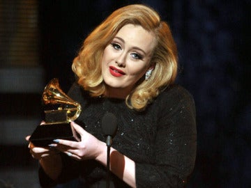 Adele emocionada con un Grammy