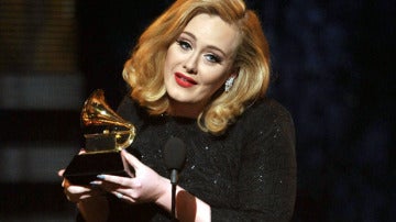 Adele emocionada con un Grammy