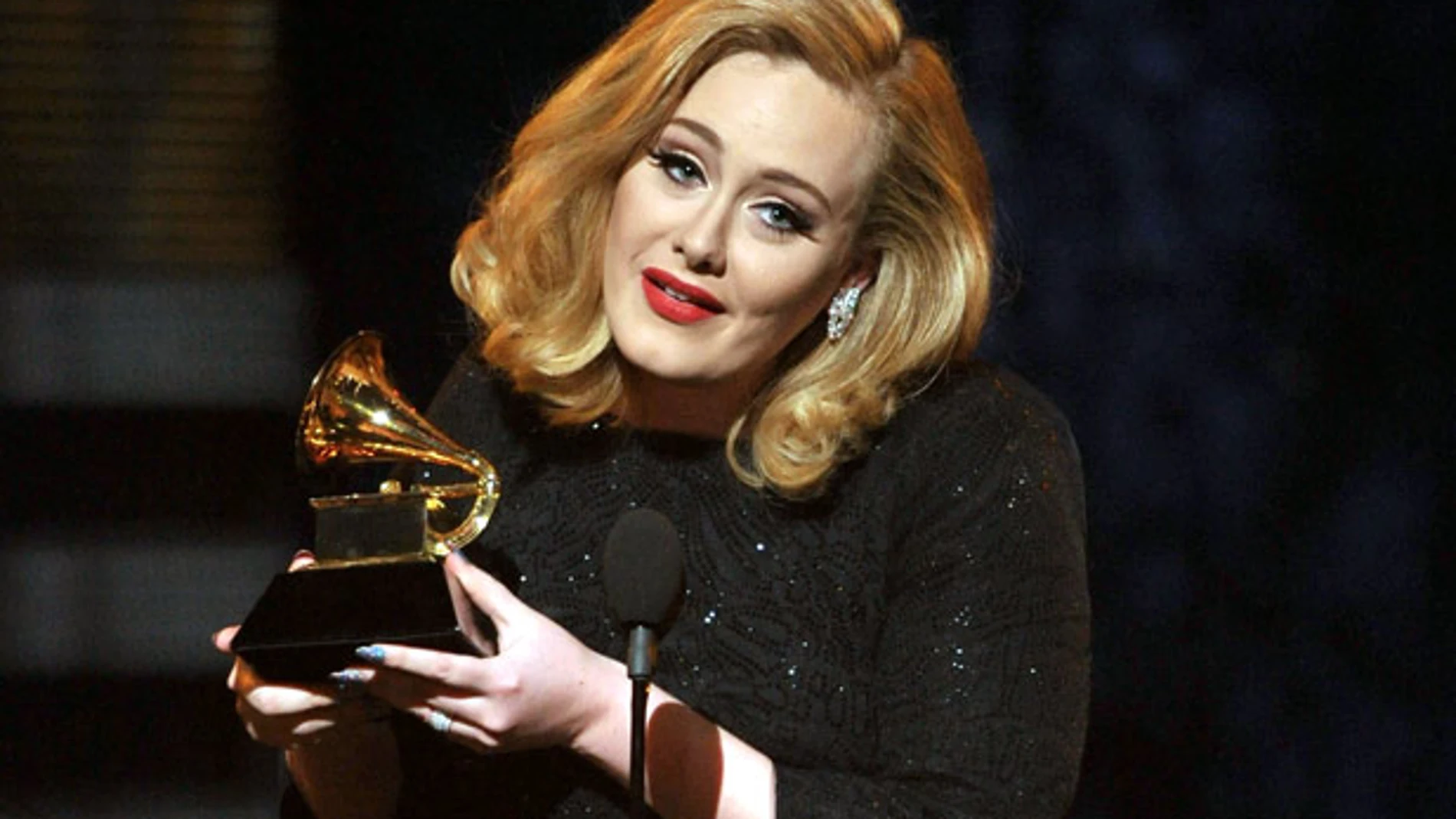 Adele emocionada con un Grammy Adele emocionada con un Grammy