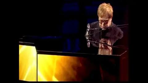 Elton John recordando a Whitney Houston Elton John recordando a Whitney Houston