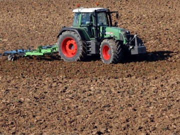 Un tractor ara una de las parcelas donde está proyectada la construcción del macropolígono Área Canal de Castilla