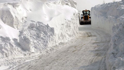 Un quitanieves se adentra por una carretera en Buzau (Ruman&iacute;a)