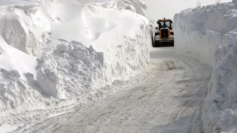 Un quitanieves se adentra por una carretera en Buzau (Rumanía) Un quitanieves se adentra por una carretera en Buzau (Rumanía)
