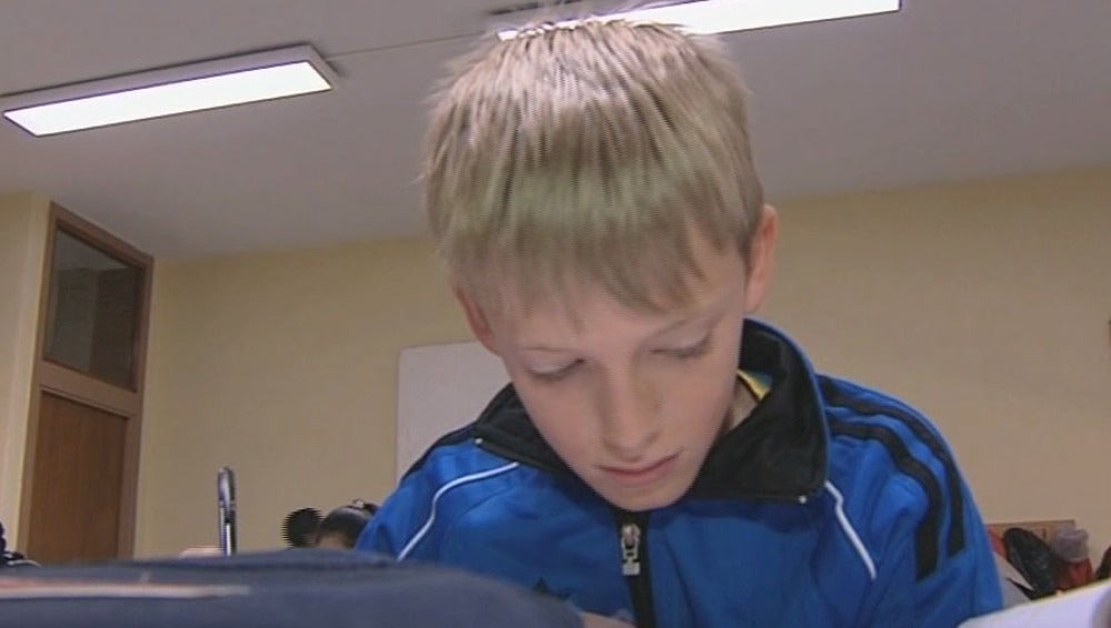 Un niño estudiando en el colegio