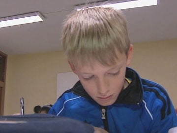 Un niño estudiando en el colegio