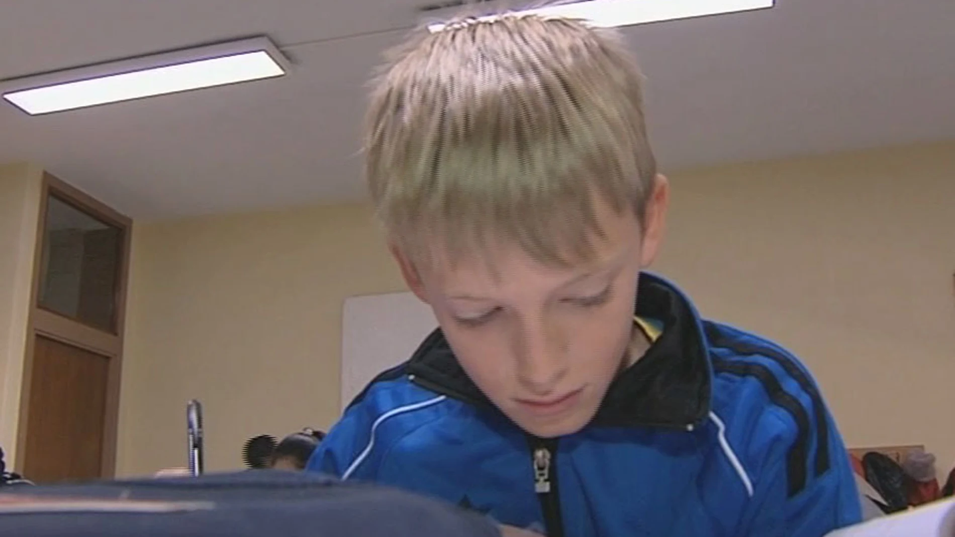 Un niño estudiando en el colegio Un niño estudiando en el colegio