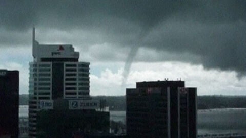 Una &acute;manga de agua&acute; azota la Bah&iacute;a de Aukland