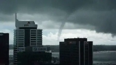 Una ´manga de agua´ azota la Bahía de Aukland Una ´manga de agua´ azota la Bahía de Aukland
