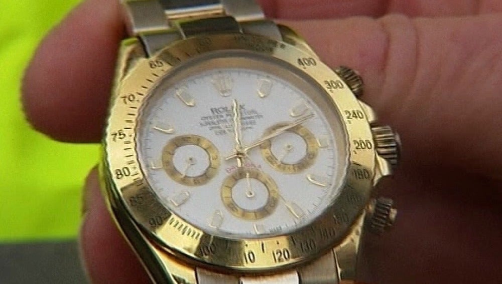 Un barrendero británico encuentra un Rolex mientras limpiaba un desagüe.