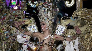 Carmen Gil, reina del carnaval de Santa Cruz de Tenerife con su fantasía de plumas 'Imperio'