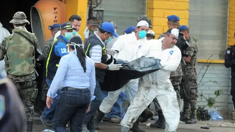 Los forenses con el cuerpo de una de las víctimas Los forenses con el cuerpo de una de las víctimas