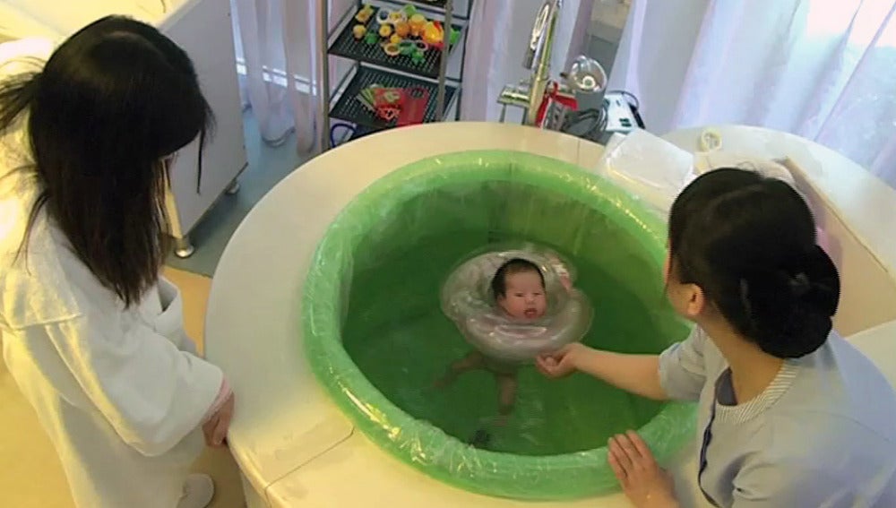 Un recién nacido chino nada en una piscina