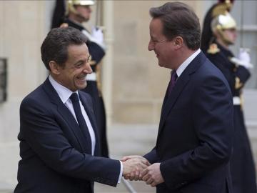 Nicolás Sarkozy y David Cameron se estrechan la mano