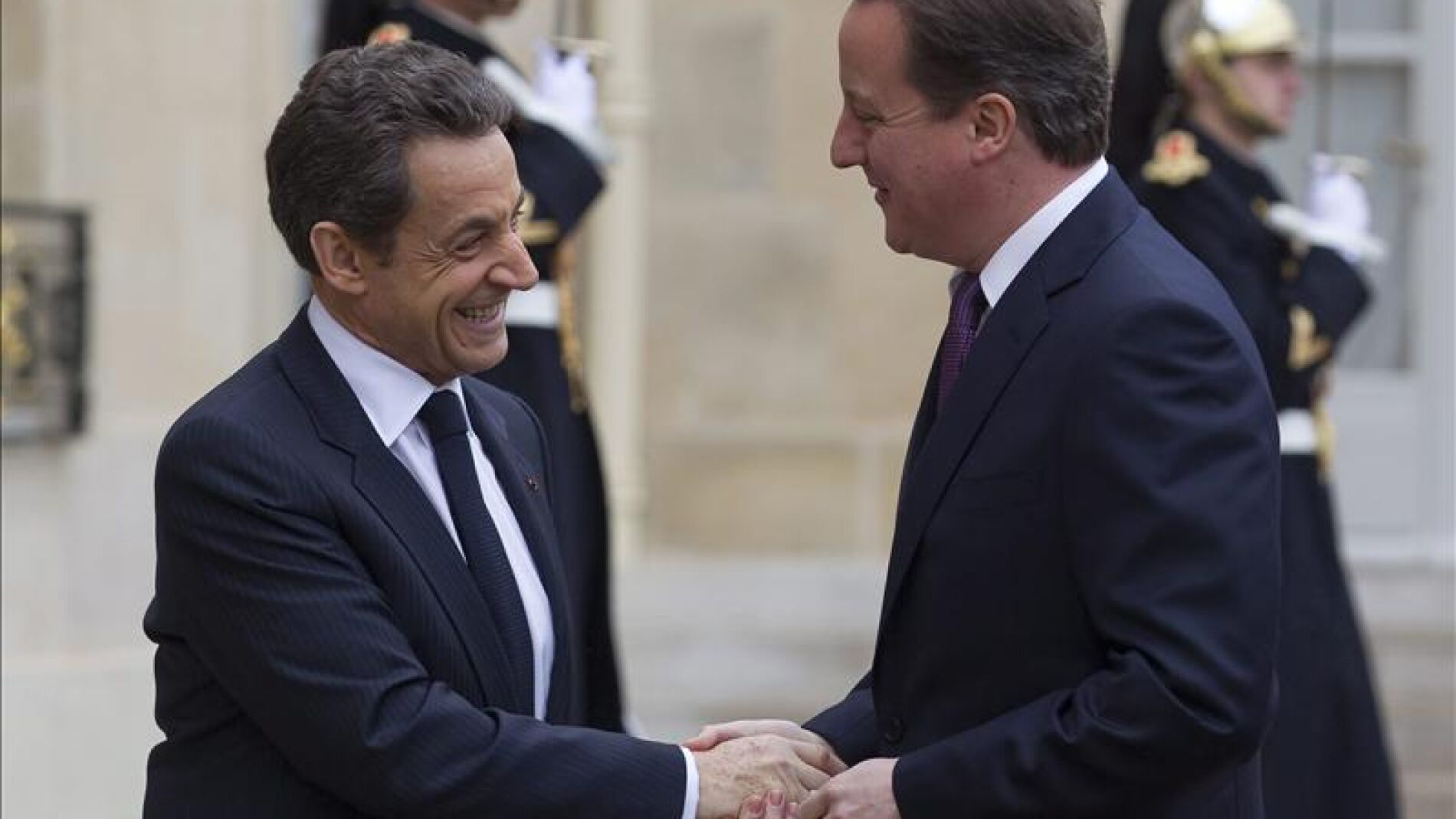 Nicol&aacute;s Sarkozy y David Cameron se estrechan la mano