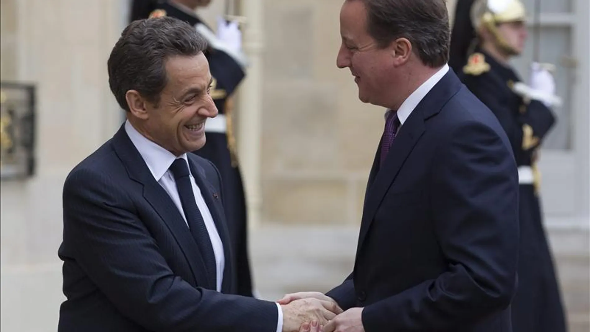 Nicolás Sarkozy y David Cameron se estrechan la mano Nicolás Sarkozy y David Cameron se estrechan la mano