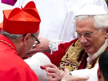 Benedicto XVI coloca la birreta sobre la cabeza del nuevo cardenal español Santos Abril y Castello Benedicto XVI coloca la birreta sobre la cabeza del nuevo cardenal español Santos Abril y Castello
