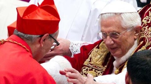 Benedicto XVI coloca la birreta sobre la cabeza del nuevo cardenal espa&ntilde;ol Santos Abril y Castello
