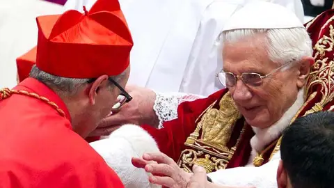 Benedicto XVI coloca la birreta sobre la cabeza del nuevo cardenal español Santos Abril y Castello Benedicto XVI coloca la birreta sobre la cabeza del nuevo cardenal español Santos Abril y Castello