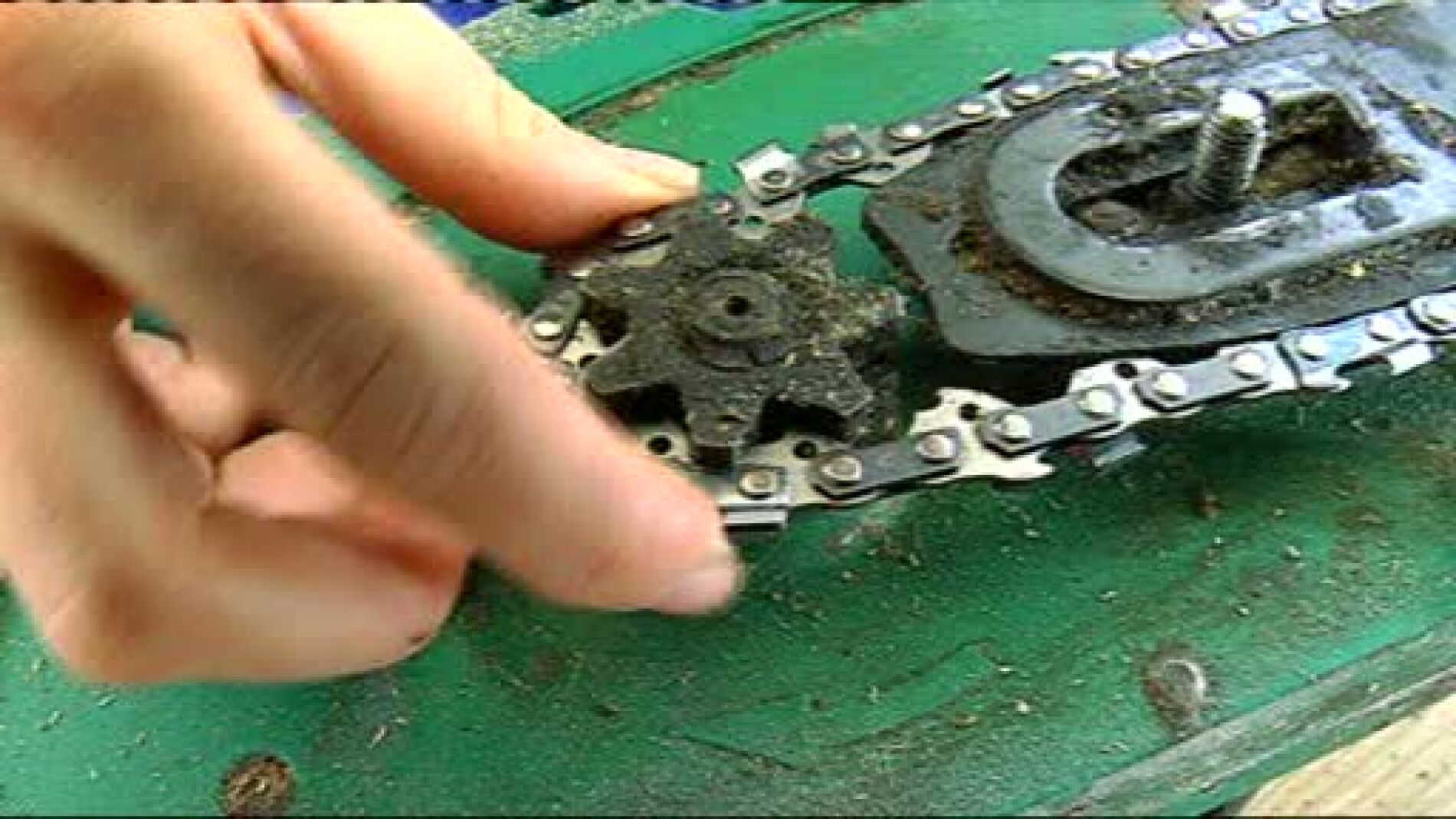 Aprende c&oacute;mo cambiar la cadena de motosierra