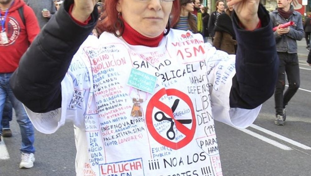 Una mujer alude al 15-M en Madrid