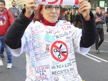 Una mujer alude al 15-M en Madrid