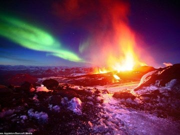 Auroras boreales sobre un volcán