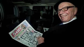 Rupert Murdoch lee su diario 'The Sun'