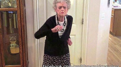 Una anciana de 90 años baila para homenajear a Whitney Houston