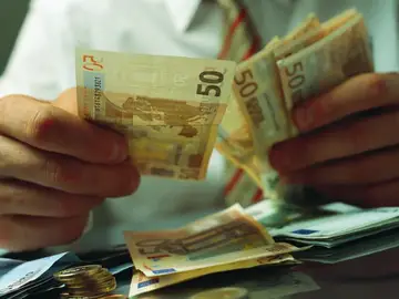 Los pagos en efectivo se limitarán en las transacciones entre empresas. Los pagos en efectivo se limitarán en las transacciones entre empresas.